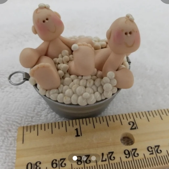 Babies in a bubblebath - Picture 1 of 3